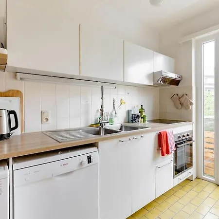 Digital Nomad Station - Bedroom With Desk Nearby Station And Parking Δωμάτια σε οικογενειακή κατοικία
