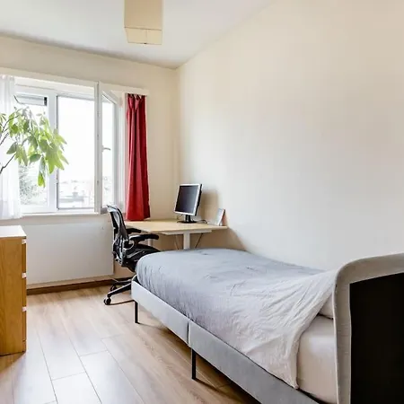 Δωμάτια σε οικογενειακή κατοικία Digital Nomad Station - Bedroom With Desk Nearby Station And Parking