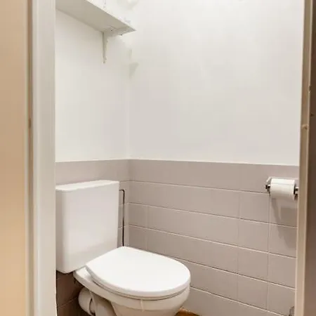 Digital Nomad Station - Bedroom With Desk Nearby Station And Parking Δωμάτια σε οικογενειακή κατοικία