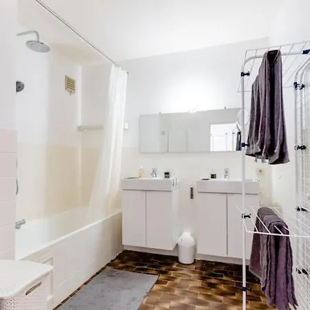 Digital Nomad Station - Bedroom With Desk Nearby Station And Parking *